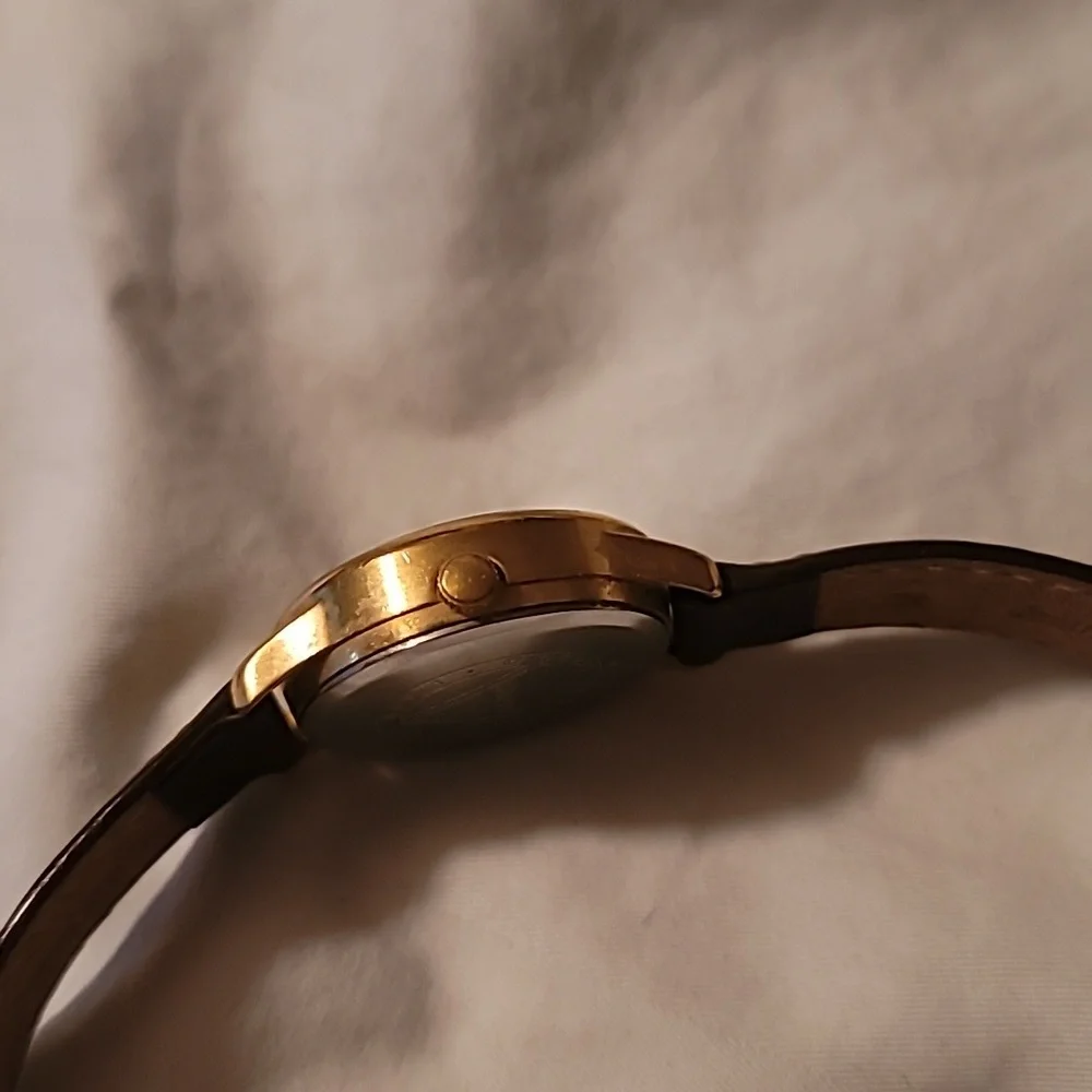 Vintage GUESS 1996 Bubble Glass‎ Goldtone Watch Half & Half Numbers Leather Band